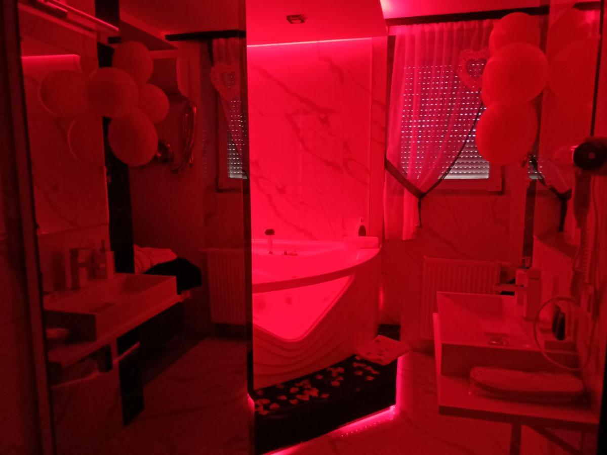 Pokoje Hotelowe Nad Zalewem シェドルツェ エクステリア 写真