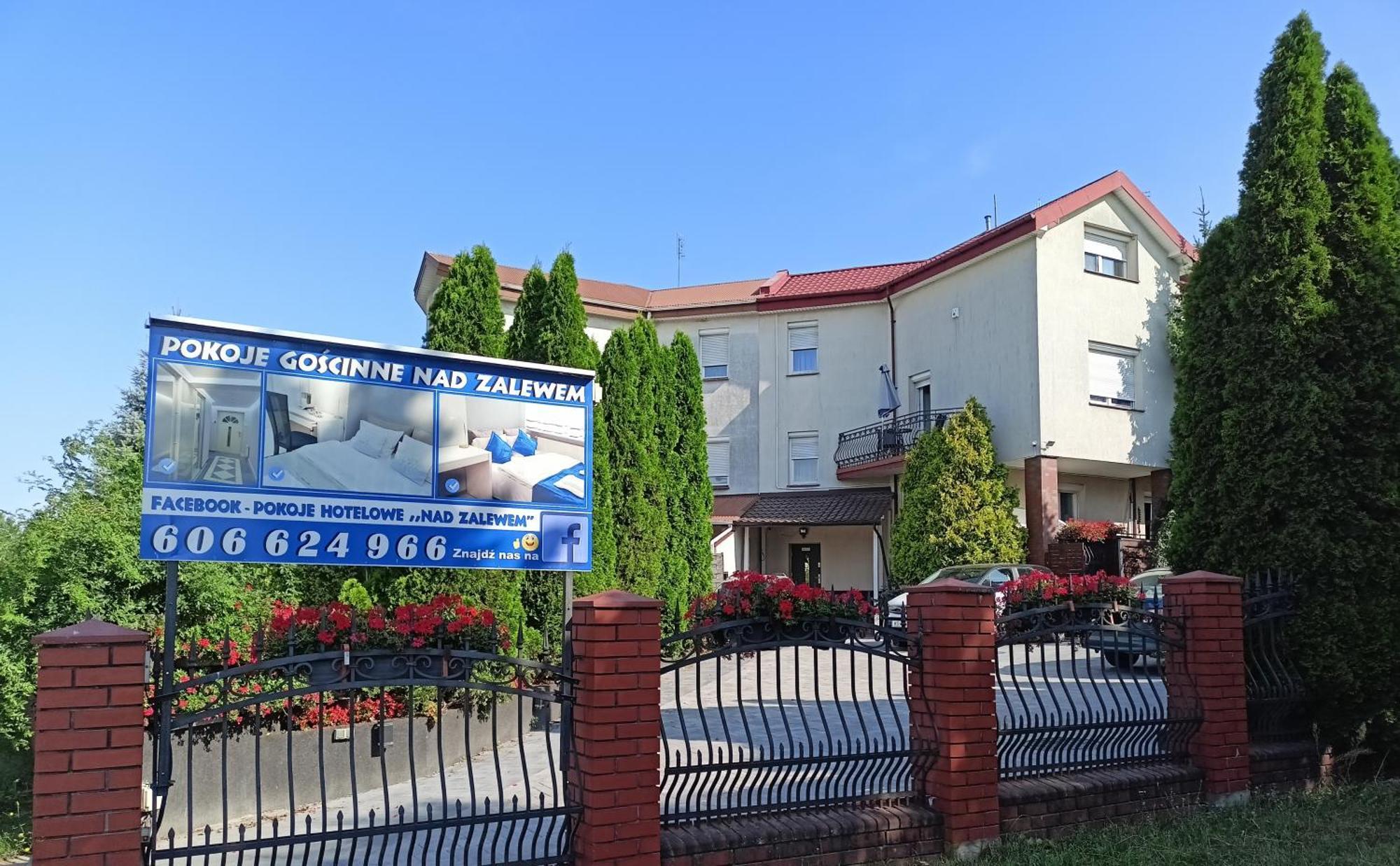 Pokoje Hotelowe Nad Zalewem シェドルツェ エクステリア 写真